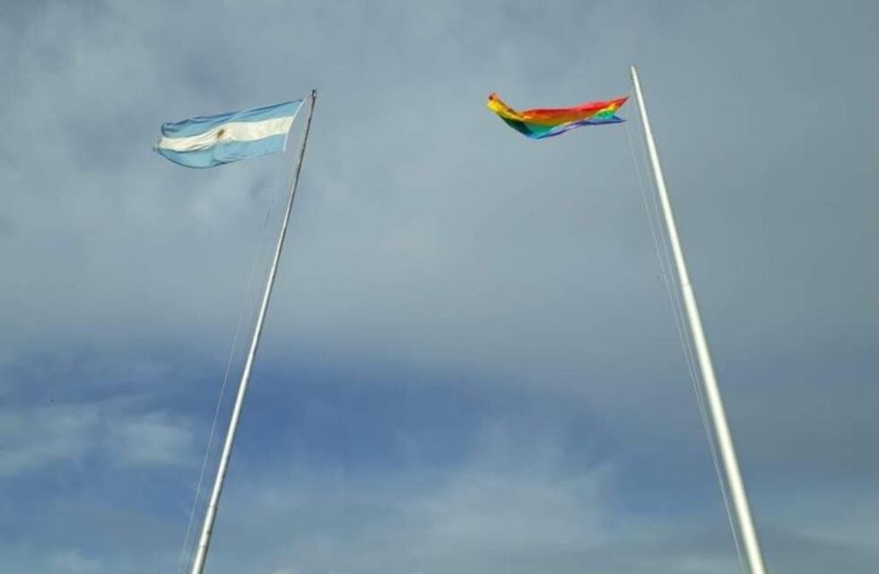 Orgullo LGTBIQ y colocación de su bandera en Punta Alta
