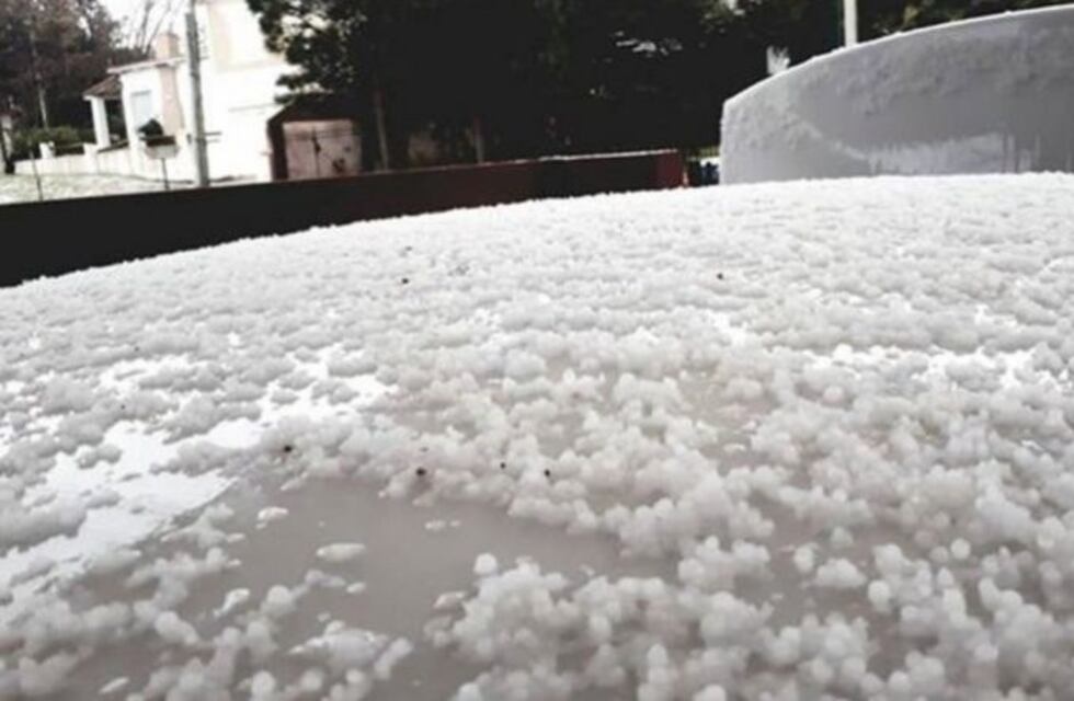 Cayó "graupel" en Oro Verde y los vecinos hicieron muñecos de "nieve"