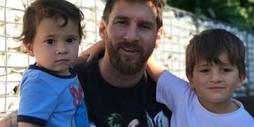 Lionel Messi con sus hijos Thiago y Mateo\u002E