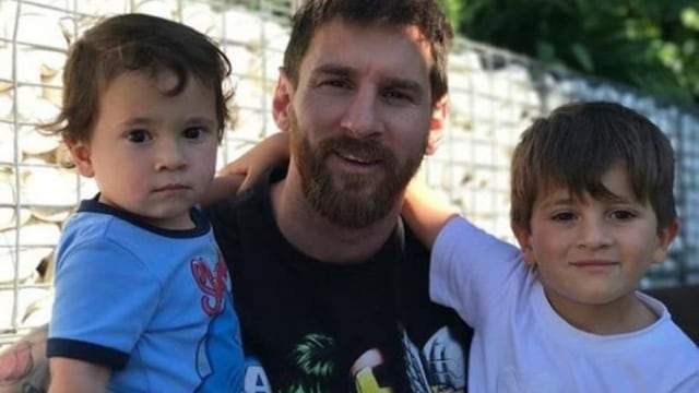 Lionel Messi con sus hijos Thiago y Mateo\u002E