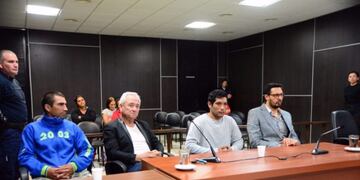 Lectura del fallo\u002E Díaz, su abogado Raúl Bernardis; Rodríguez y el defensor Víctor Endeiza\u002E Fotos: El Diario de la República\u002E