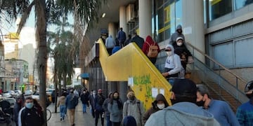 Cola de beneficiarios del IFE frente al Correo Argentino en la calle Bolívar de Posadas\u002E (MisionesOnline)