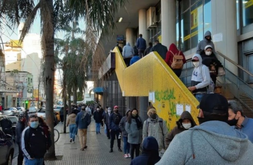 Comenzó el pago del Ingreso Familiar de Emergencia con una cola de 7 cuadras frente al Correo