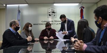 Convenio entre el Ministerio del Agro y la Producción, Marandú, el Sipted, la Cooperativa Tabacalera y la cartera laboral para que productores de Misiones terminen la primaria y secundaria\u002E