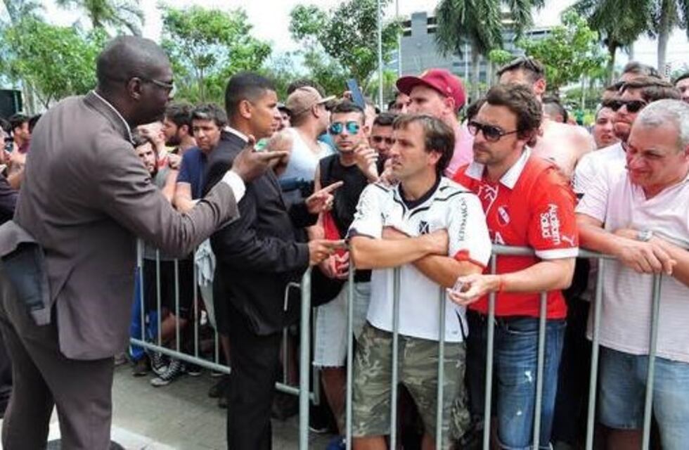 La policía de Brasil atacó con gas pimienta a los hinchas de Independiente
