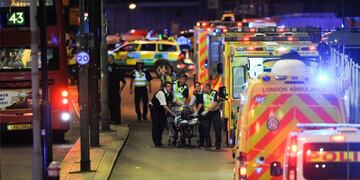 atentado terrorista del estado islamico del levante varios atentados en diferentes lugares del pais \r\n\r\nPolice officers and members of the emergency services attend to a person injured in an apparent terror attack on London Bridge in central London on June 3, 2017\u002E\r\nArmed police fired shots after reports of stabbings and a van hitting pedestrians on London Bridge on Saturday in an incident reminiscent of a terror attack in March just days ahead of a general election\u002E / AFP PHOTO / DANIEL SORABJI inglaterra londres atentados terroristas de ISIS estado islamico del levante ataque atentado en el puente bridge london y en el mercado borough mercado ecologico terrorismo atentados terroristas ola de ataques