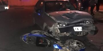 Un motociclista herido tras chocar contra un auto