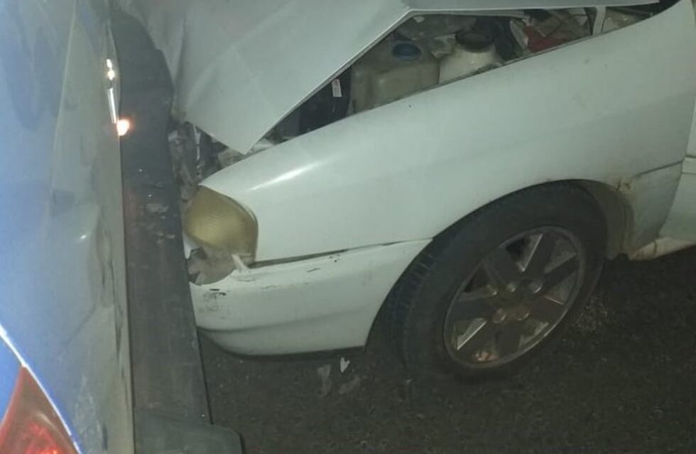 Conducía en estado de ebriedad, chocó un móvil policial e intentó agredir a los agentes