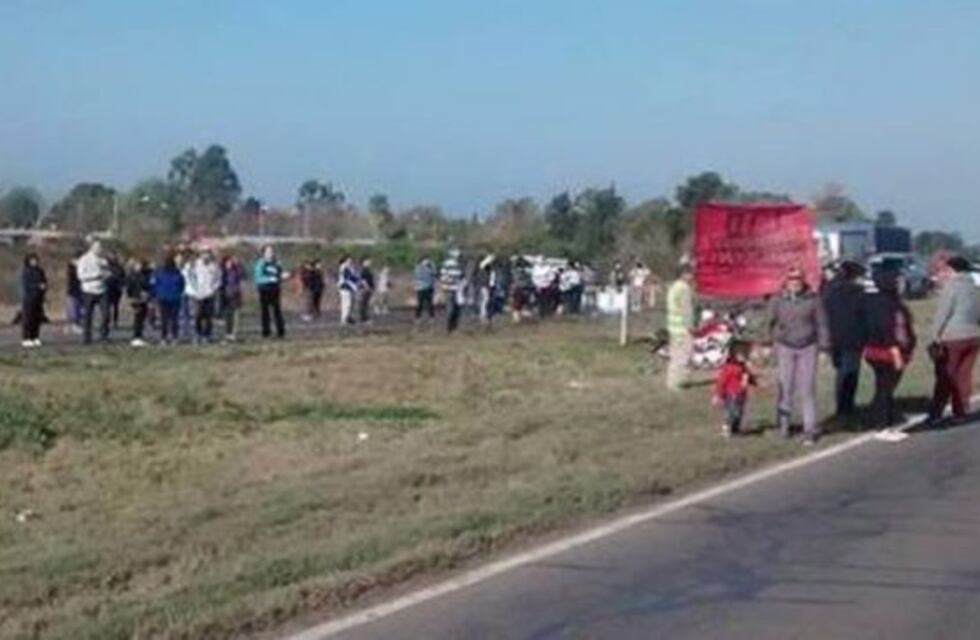 Organizaciones sociales cortan la autopista a Santa Fe en reclamo de educación, salud y asistencia