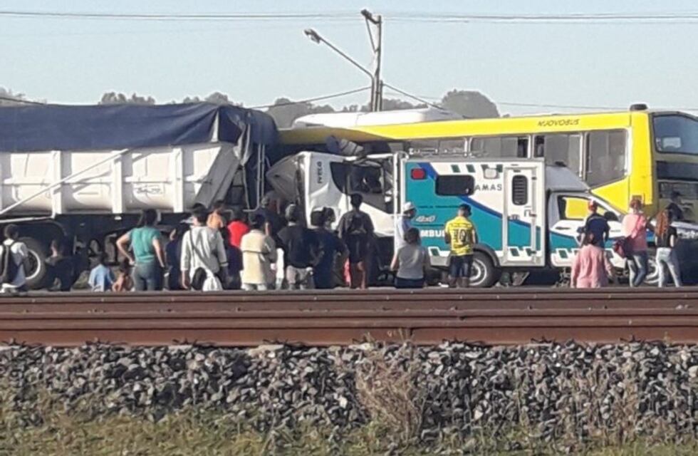 Un colectivo de Rosario Bus protagonizó un choque múltiple sobre la Ruta Provincial 21