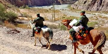 Gendarmes transportando urnas a lugares inaccesibles de Salta\u002E (Gendarmería Nacional)