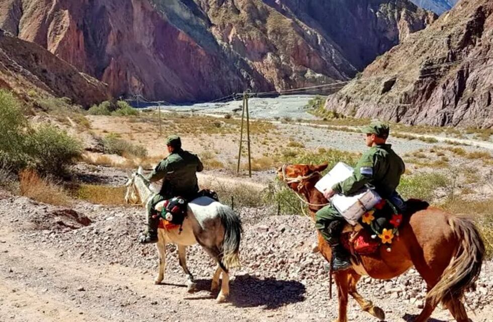 Montados a caballo, gendarmes llevaron urnas a un pueblito inaccesible de Salta