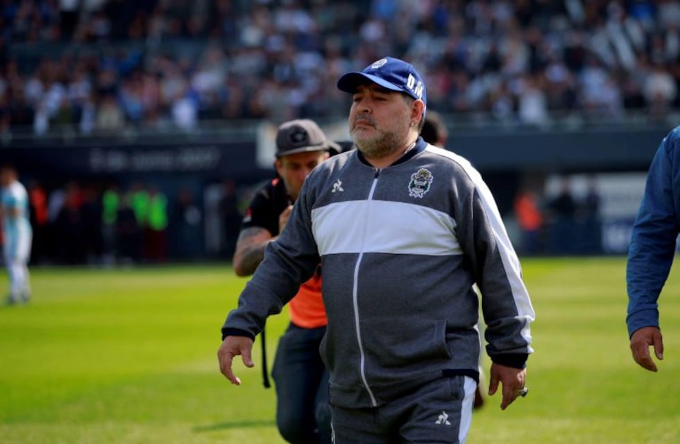 En el debut de Diego Maradona como técnico, Gimnasia cayó 2-1 ante Racing