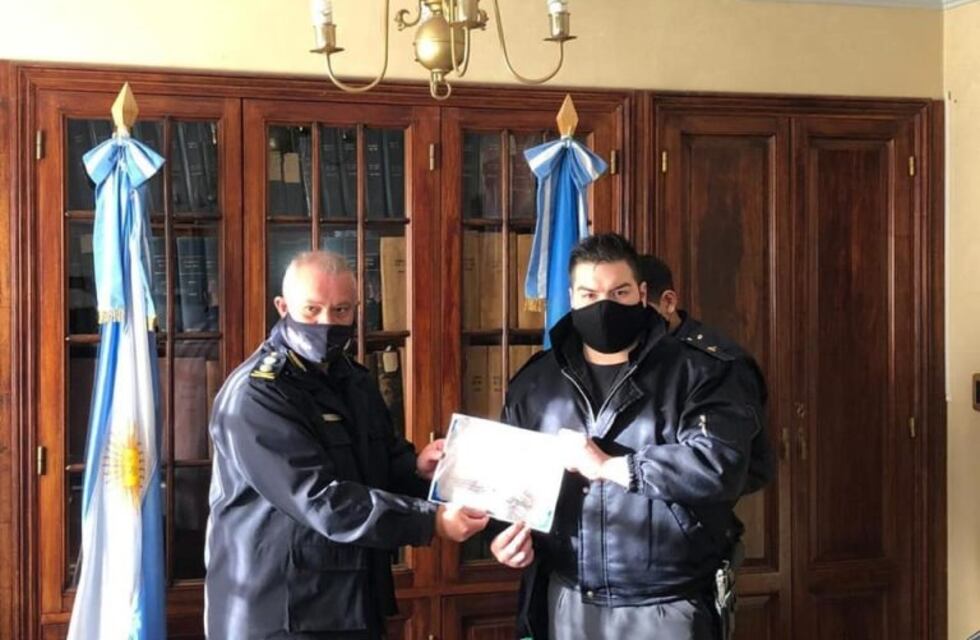 Bahía Blanca: Premiaron a dos policías que le salvaron la vida a una mujer