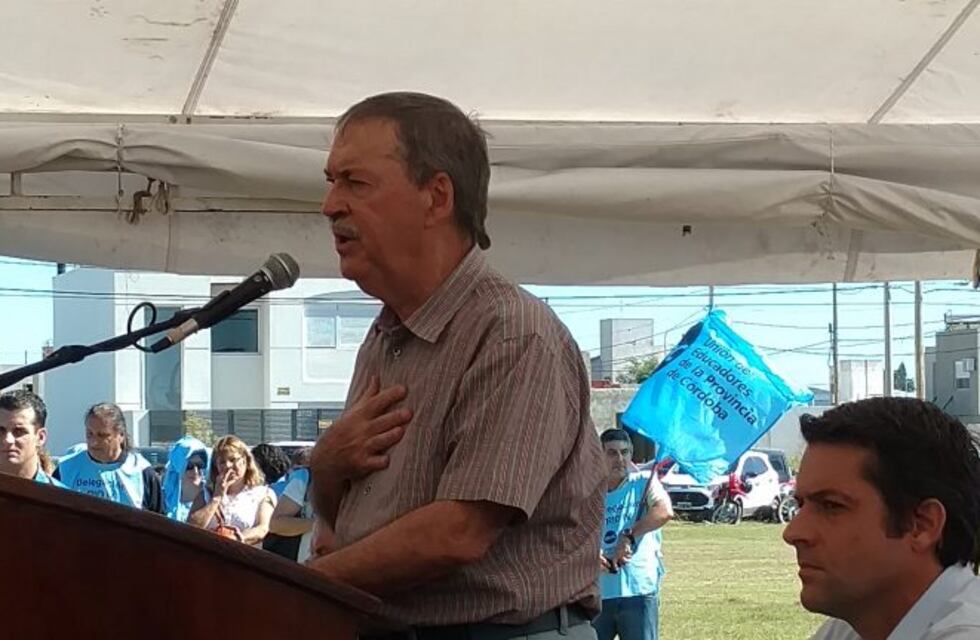 Schiaretti entregó viviendas en Río Cuarto y prometió dialogar con el gremio docente esta semana