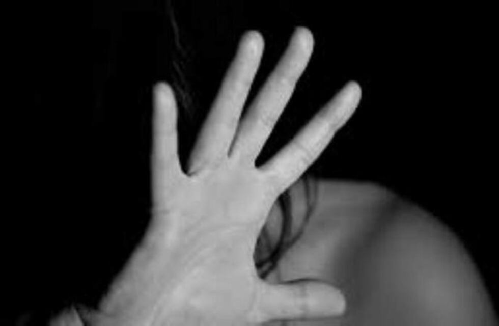 Citó a su novia en una plaza y le dio una paliza