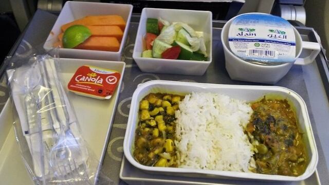 Un pasajero de Singapore Airlines se topó con un desagradable ingrediente en su comida\u002E