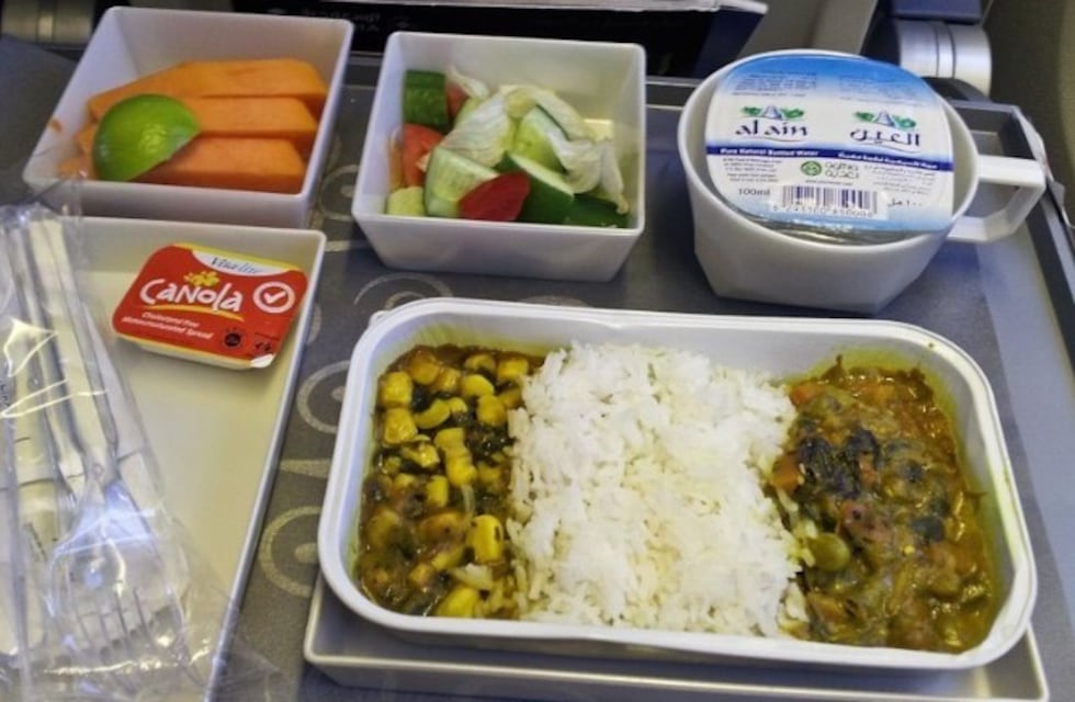 Viajaba en la mejor aerolínea del mundo y halló un desagradable ingrediente en su comida