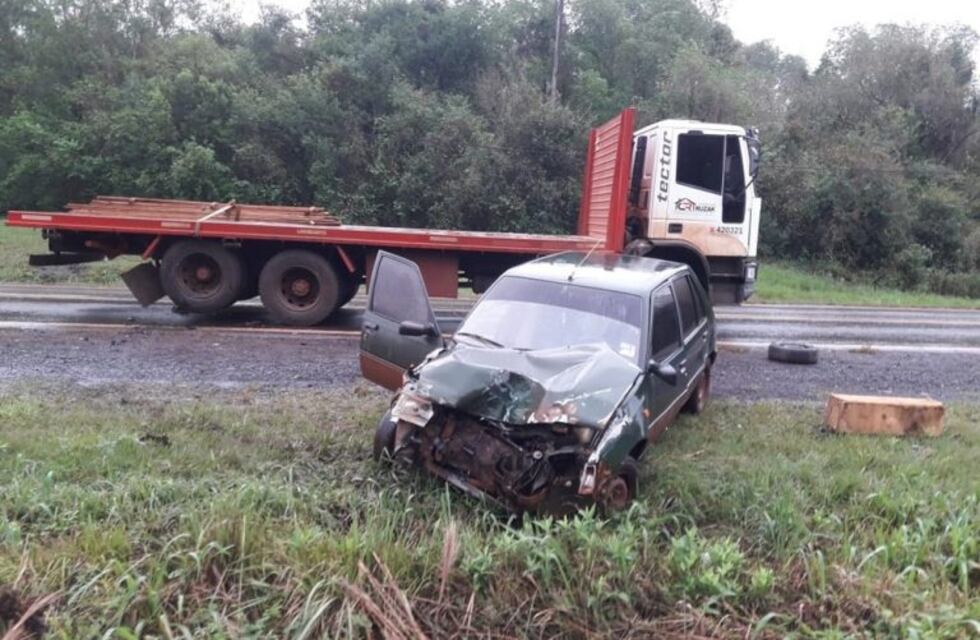 Chocó contra un camión, abandonó su vehículo y se dio a la fuga