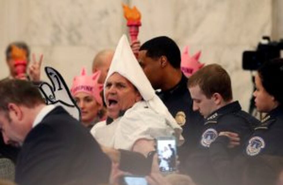 Manifestantes disfrazados del Ku Klux Klan irrumpieron en el Senado estadounidense