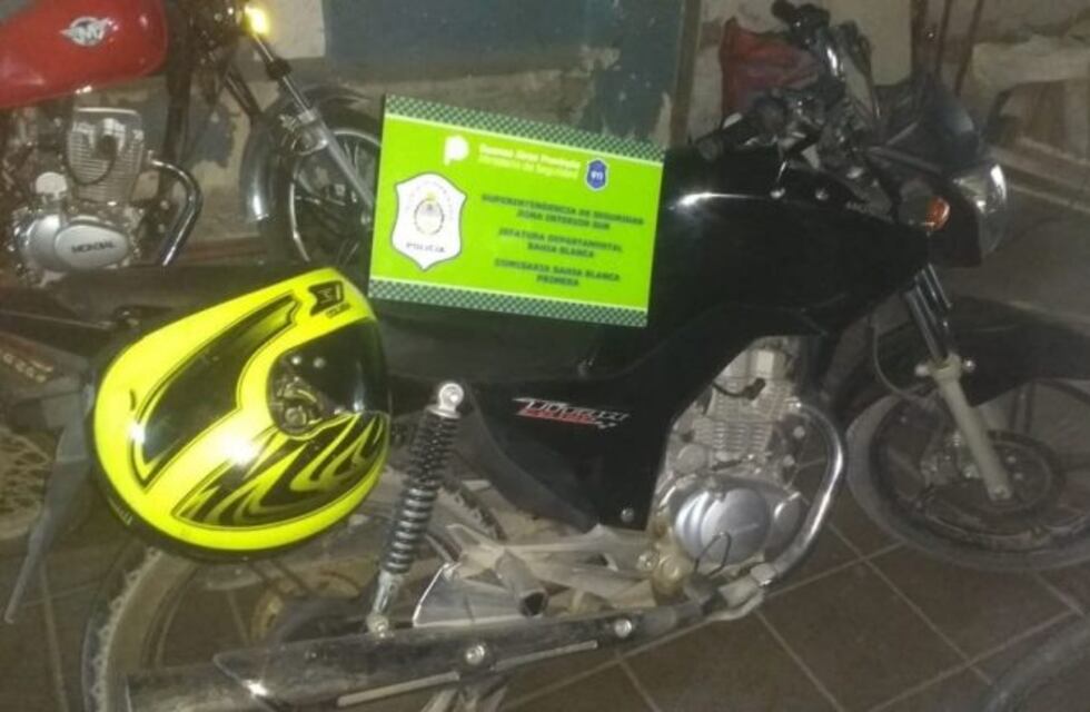 Iban armados y en una moto robada
