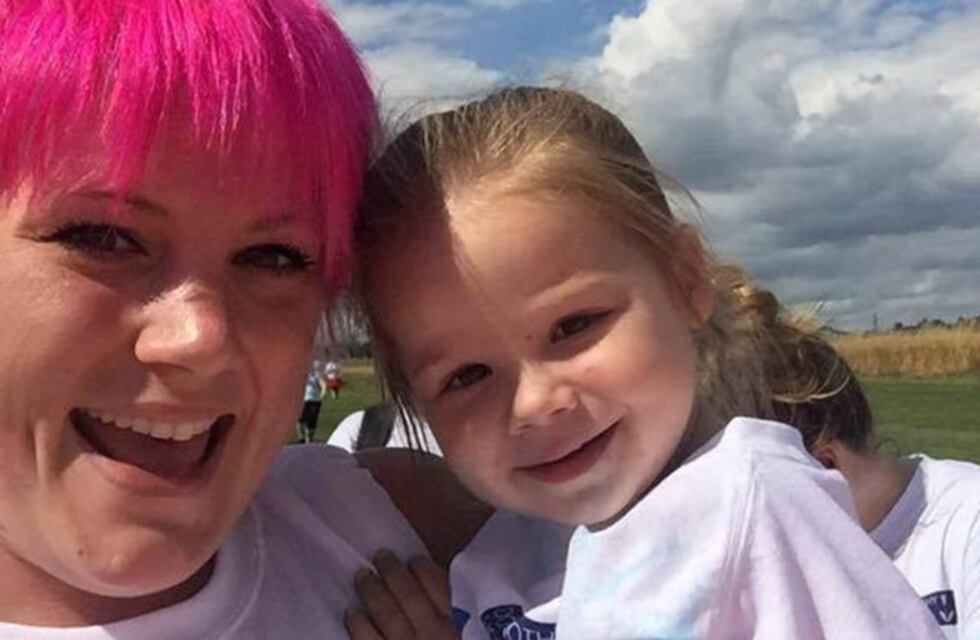 Una mujer y su hija de 4 años sufrieron un accidente y fueron rescatadas gracias a una app