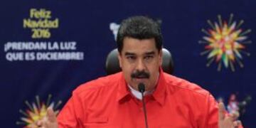 VEN001. Caracas (Venezuela), 11/12/2016.- A handout picture provided by the press office of the Miraflores presidential palace shows the President of Venezuela Nicolas Maduro speaking during an official event in Caracas, Venezuela, 11 December 2016. Venez