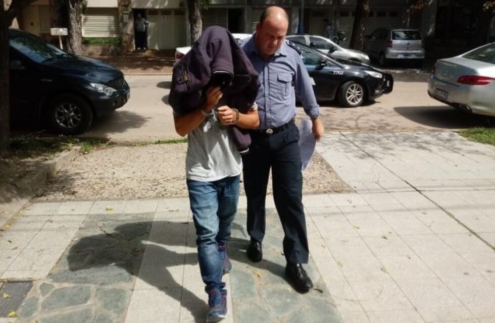 Pintor le pegó una piña a su pareja, la corrió y con un cuchillo amenazó con degollarla