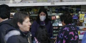 BUENOS AIRES, QUILMES, 02/07/09, EMPLEADOS, COMERCIANTES Y VECINOS DE QUILMES, UTILIZAN BARBIJOS Y TOMAN PRECAUCIONES PARA EVITAR EL CONTAGIO DE LA GRIPE A\u002E FOTO:DYN/MARTIN ZABALA\u002E buenos aires  influenza gripe A h1n1 prevencion barbijos medidas de prevencion contagio gente  en la calle con barbijo