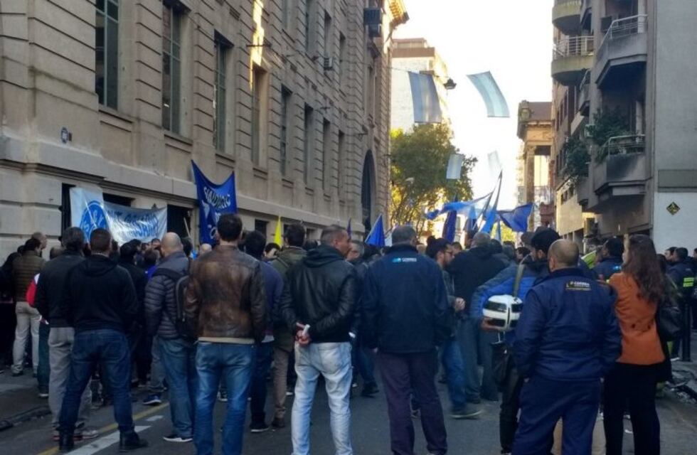 Trabajadores del Correo salieron a la calle para reclamar la apertura de la paritaria
