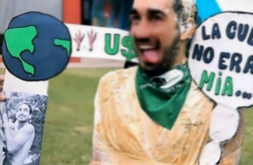 Polémica por un joven que se disfrazó de una mujer asesinada al recibirse en una universidad cordobesa