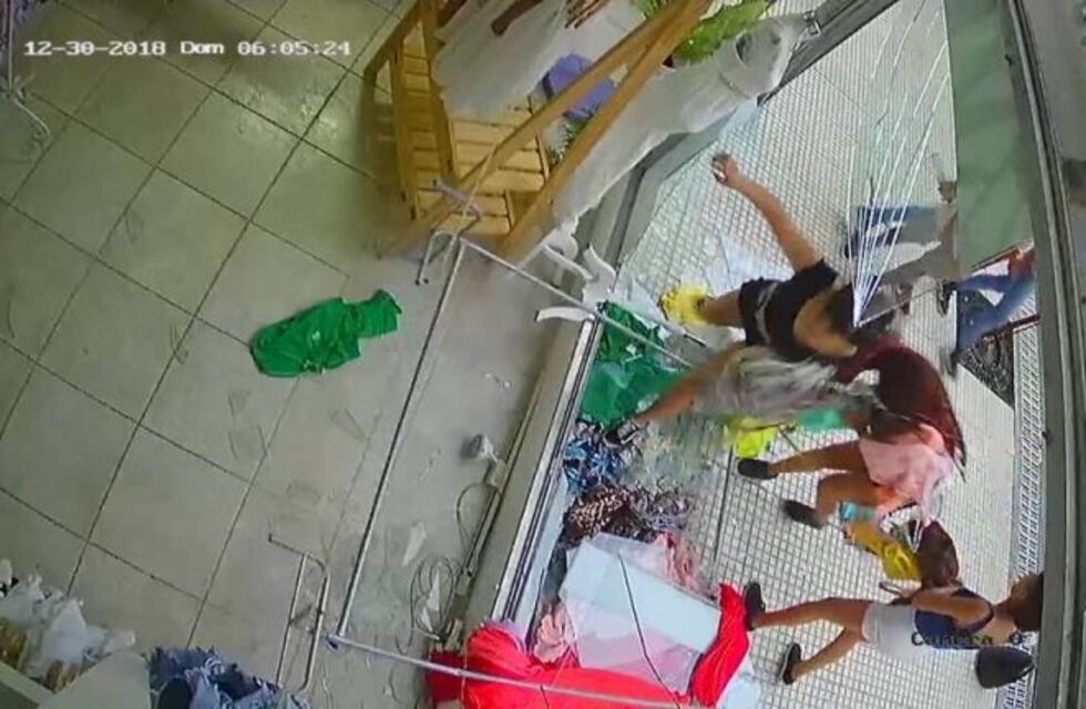 Saquearon un negocio de ropa en pleno centro y todo quedó grabado