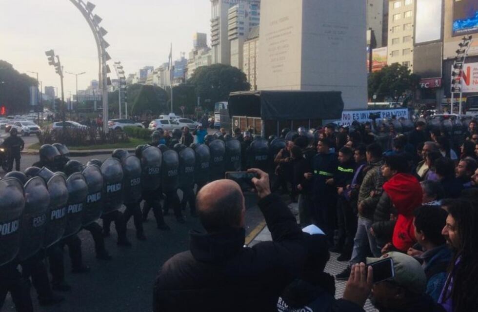 Tensión en el Obelisco: la policía evitó que las agrupaciones sociales instalen una "carpa refugio"