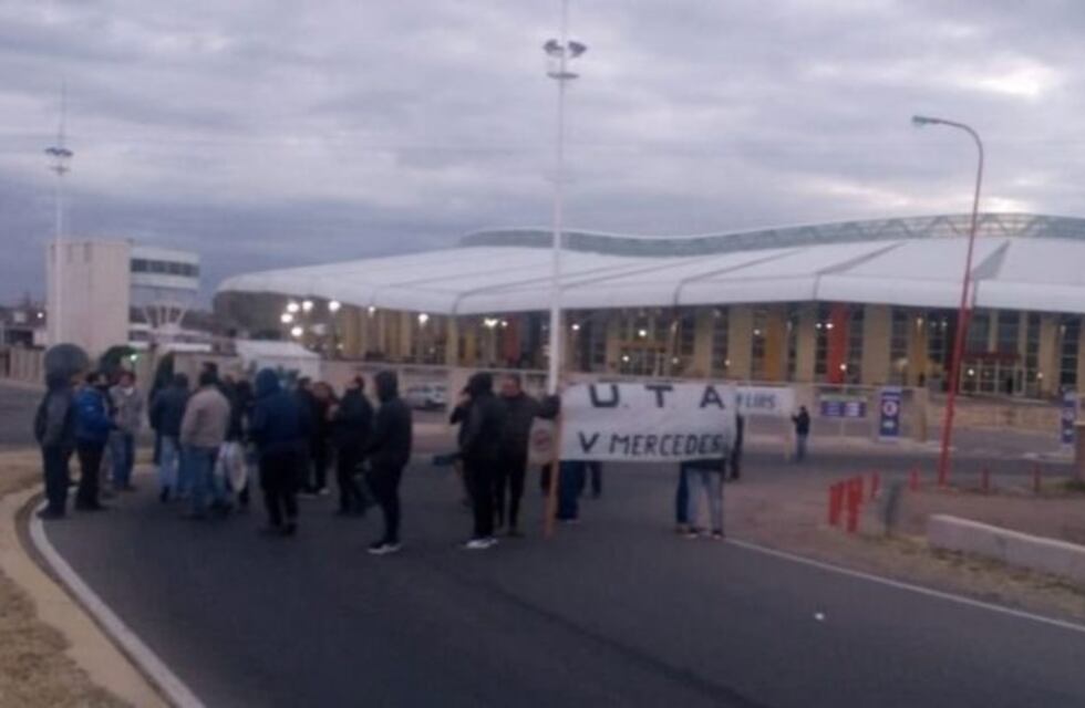 Choferes de colectivo cortan el ingreso a la terminal de ómnibus de San Luis