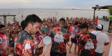 Comparsa Marí Marí en playas de  Ñandubaysal\nCrédito: Prensa Ñandubaysal