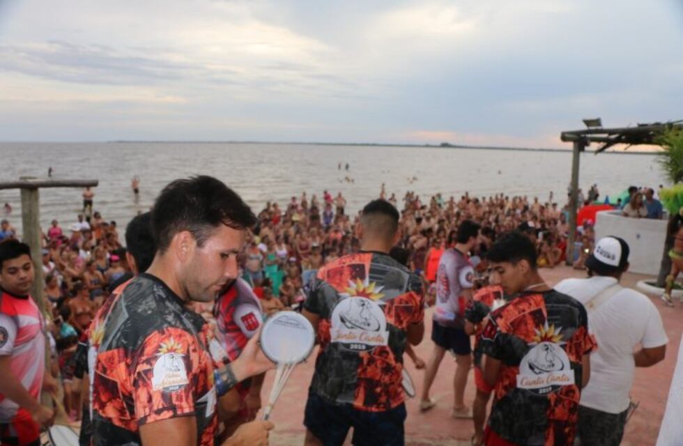 Marí Marí sorprende a los turistas en una playa a orillas del río Uruguay