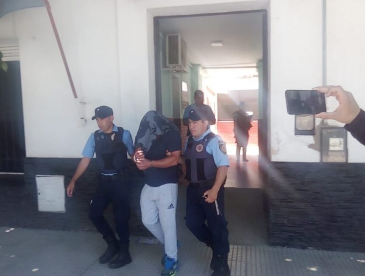 Caso Cadamuro: así trasladaron a Nicolás Rizzi hacia la carcel de Cruz del Eje\u002E (Foto Mauricio Brito, Radio Real)