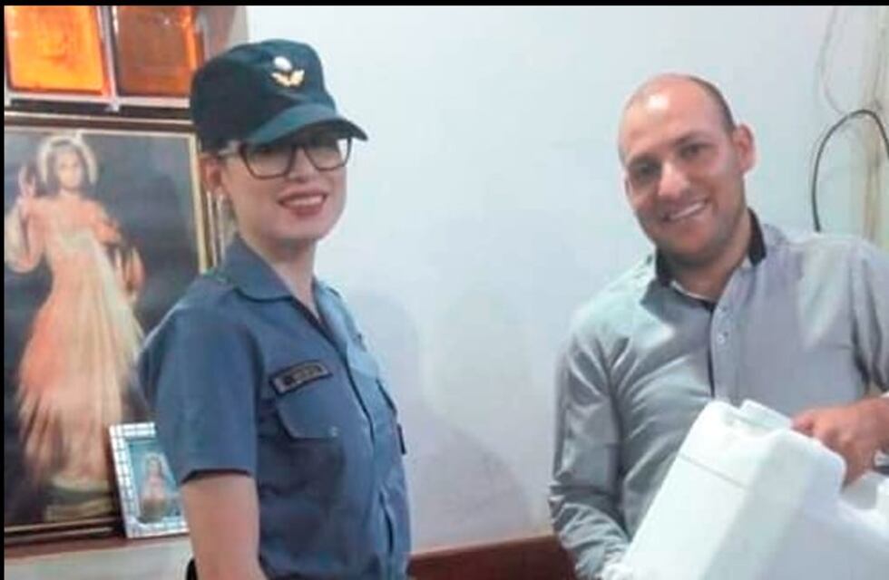 Arquitecto fabricó bidones con canillas para que la policía pueda llevar agua