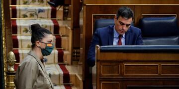 MADRID, 09/04/2020\u002E- La diputada de Vox Macarena Olona pasa ante el presidente del Gobierno, Pedro Sánchez, durante el pleno celebrado este jueves en el Congreso para aprobar una nueva prórroga del estado de alarma, en un debate en el que también se abordará la nueva fase que se abrirá en las próximas semanas con el levantamiento progresivo de las restricciones a la movilidad por el coronavirus\u002E EFE/Mariscal POOL