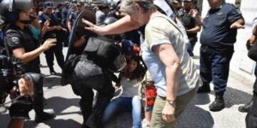 La diputada Mayra Mendoza en el piso.