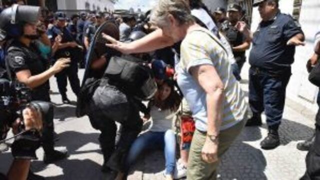 La diputada Mayra Mendoza en el piso.