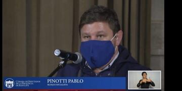 Pablo Pinotti en sesión con barbijo