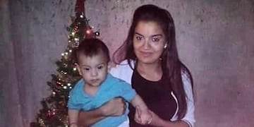 Milagros Avellaneda y su hijo Benicio (Amalia Ojeda\u002E Facebook)