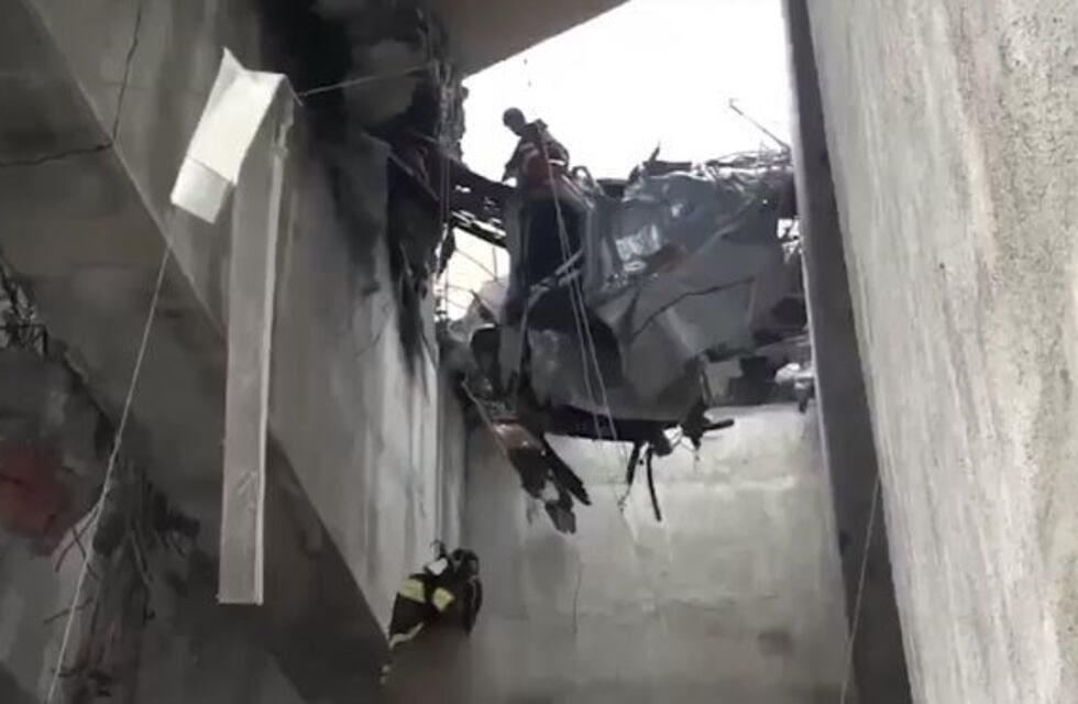 El rescate de un sobreviviente en el puente de Génova