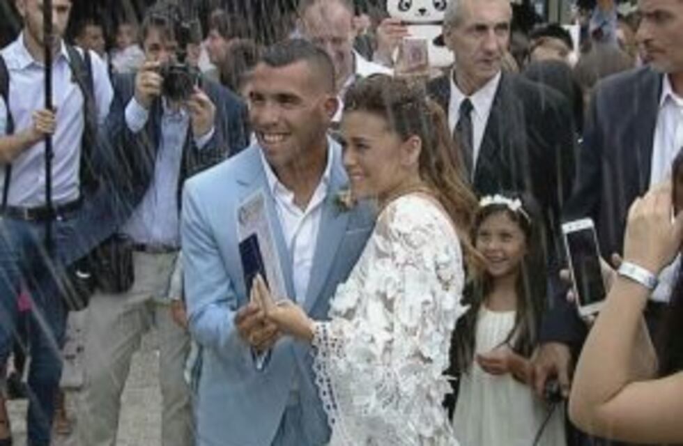 Carlos Tevez dio el sí en el registro civil y ahora viaja con los invitados a Uruguay