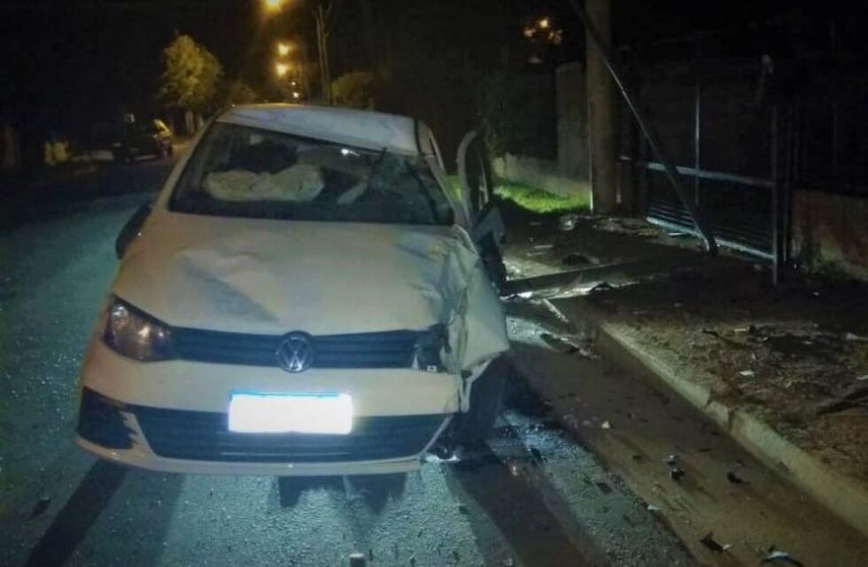 Se durmió y chocó un poste de luz