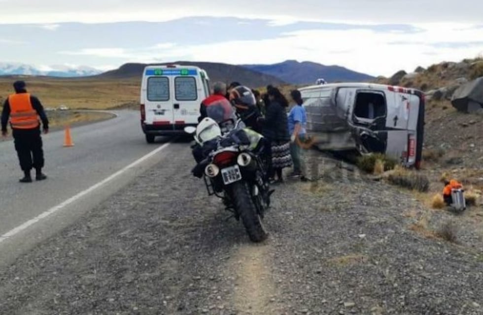 Calafate: volcó vehiculo con tres brasileros