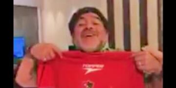Maradona se mostru00f3 con una camiseta de Newell's