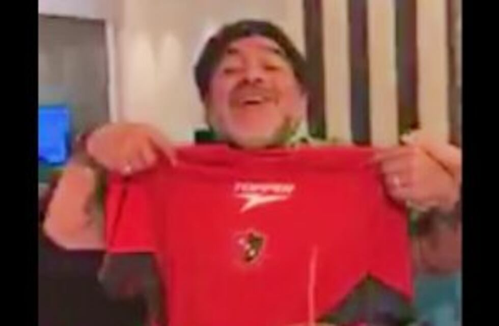 Maradona cantó por Newell's cuando le acercaron una camiseta y hasta cargó a Central
