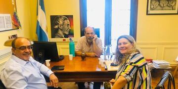 La ministra de Desarrollo, Igualdad e Integración Social, Gabriela Pedrali y el secretario de Economía Popular, Guido Varas se reunieron días atrás con el presidente de la Comisión Nacional de Microcréditos del Ministerio de Desarrollo Social de la Nación, Jorge Gadulfo con el fin de dialogar sobre la continuidad de esta importante herramienta en nuestra Provincia\u002E